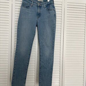 Levi's red tag, size 6 short classic mid-rise skinny. ( Sale ends 9/1/25  )